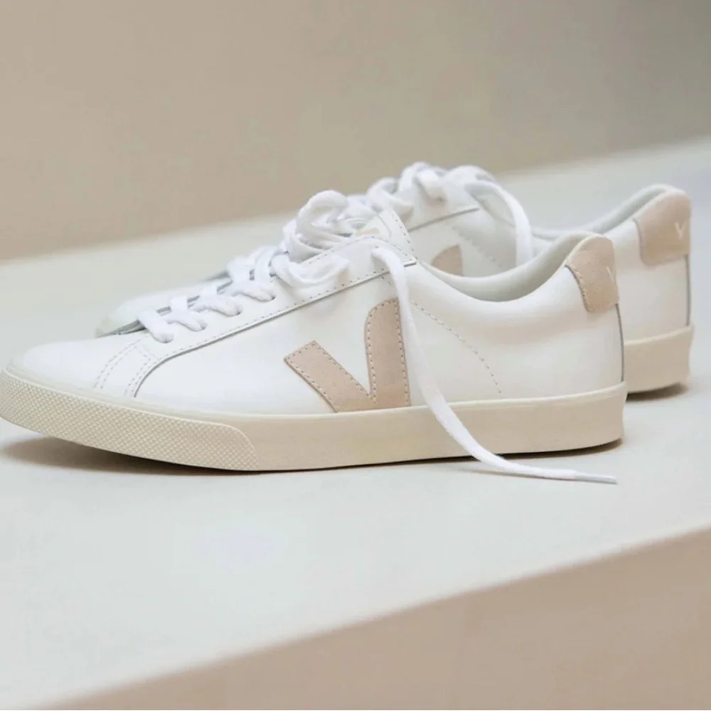 VEJA Women  Esplar Logo Leather Extra-White Sable size 7 gently used